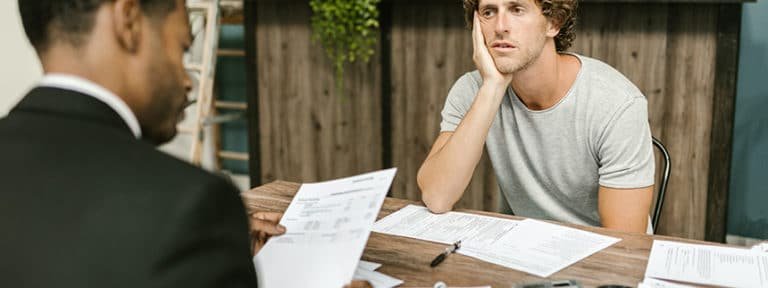 Trabajador recibiendo liquidación por su despido