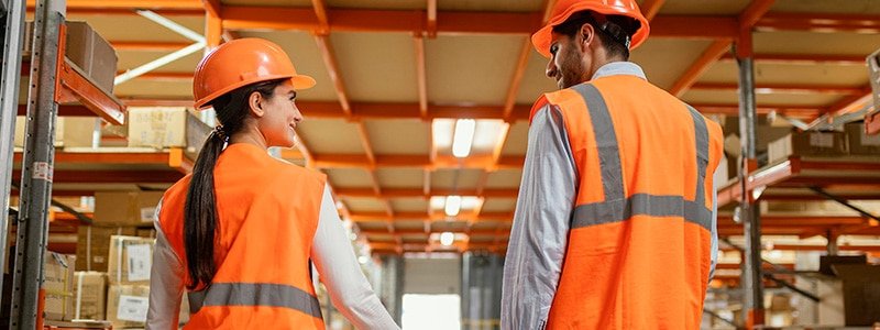 Empleados con uniforme para evitar accidentes de trabajo