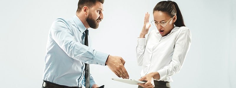 Trabajadora sufriendo acoso laboral por su jefe