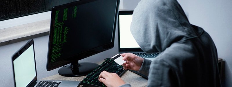 Ciberdelincuente cometiendo un delito informatico