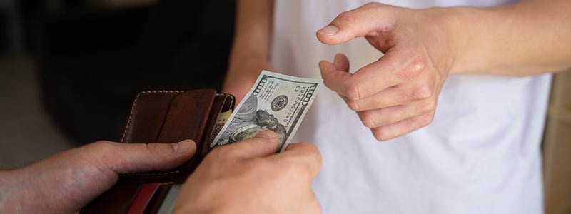 Persona pagando los impuestos de su sueldo