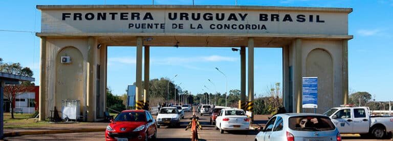 Vehículos ingresando a Uruguay por la frontera