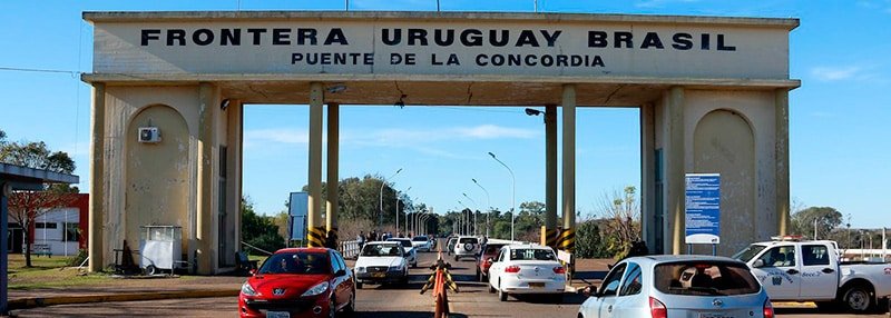Vehículos ingresando a Uruguay por la frontera