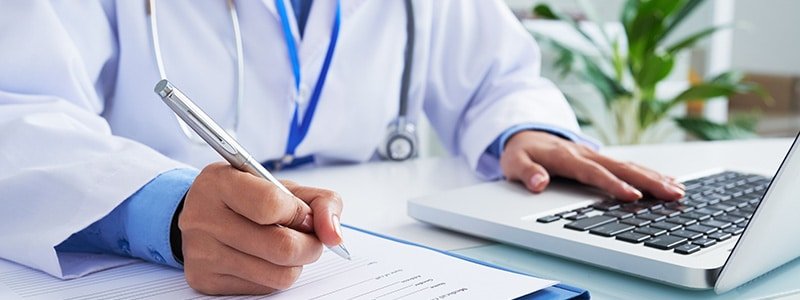 Doctor realizando una certificación médica a paciente
