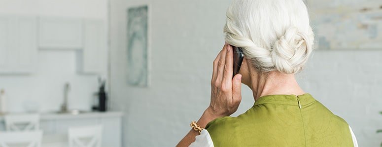 Señora mayor siendo estafada telefonicamente
