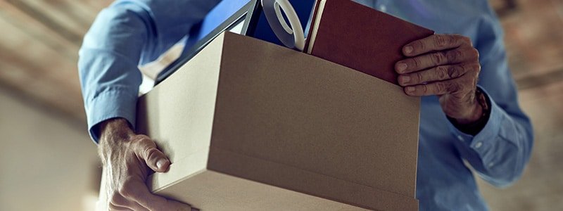 Empleado retirando sus pertenencias tras su despido indirecto