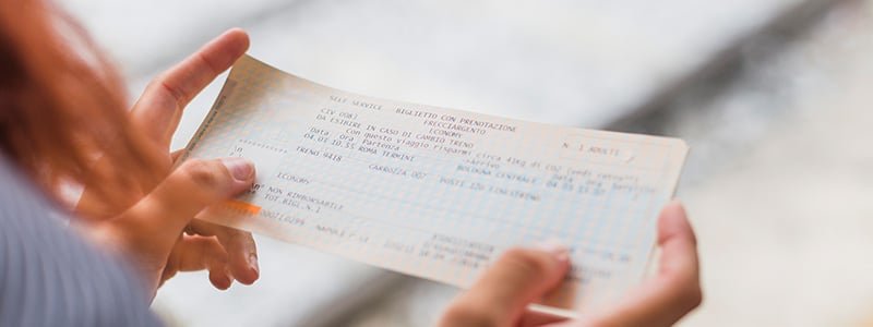 Mujer con un cheque en la mano para cobrar