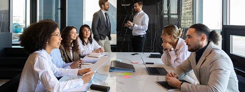 Directorio de una empresa reunido en sala de reuniones