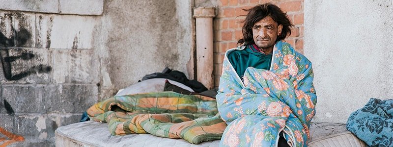 Persona indigente durmiendo en la via publica