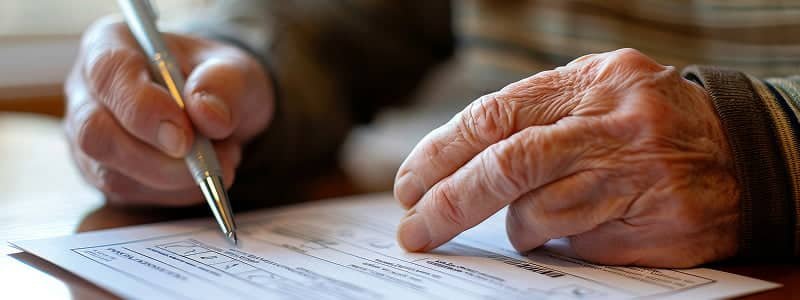 Persona mayor completando un formulario de donación
